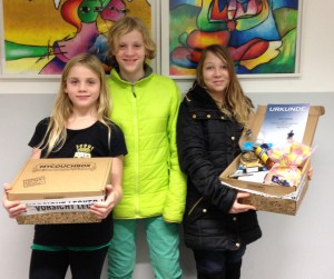 Die drei SCVG-Mädels Lea, Laura und Xenia präsentieren die Pakete von MyCouchbox, von denen es 30 im Jugend-Pokal als Sachpreise gab.