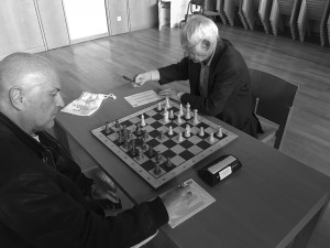 Manfred Brune (rechts) am 27. Mai 2016 bei der 1. Runde des Schachsommers 2016.